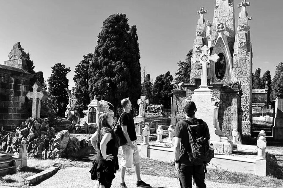 How to Plan a Cemetery Tour_ Tips for Enthusiasts & Researchers