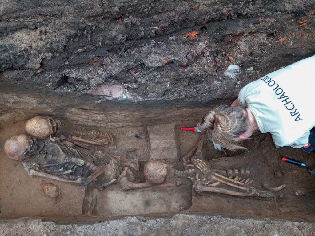 In Nuremberg, Germany, archaeologists uncovered a mass grave with over 1,000 burials from the 15th–17th centuries—believed to be Europe’s largest plague pit to date.